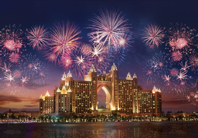 Ohňostroj během oslav nového roku v Dubaji - hotel Atlantis The Palm