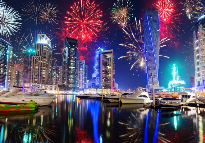 Ohňostroj během oslav nového roku v Dubaji - letovisko Dubai Marina
